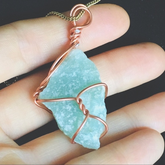 Wire Wrapped Green Stone on a Vintage Gold Tone Chain Necklace - Picture 3 of 13